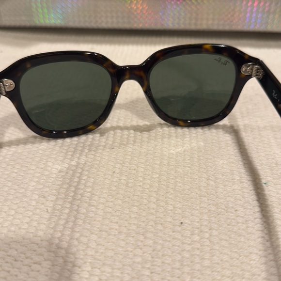 Authentic Women’s Ray Ban Sunglasses! - Picture 5 of 6